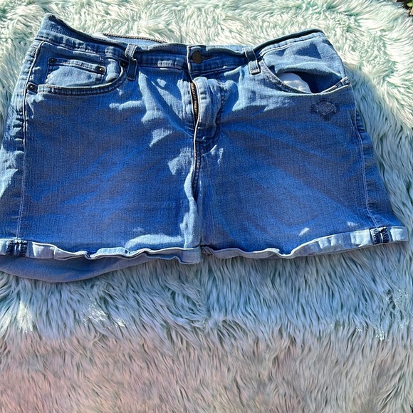 MID LENGTH WOMEN'S SHORTS - Picture 1 of 8